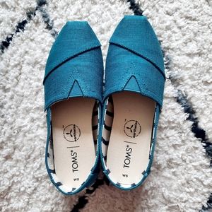 Like new Toms w box